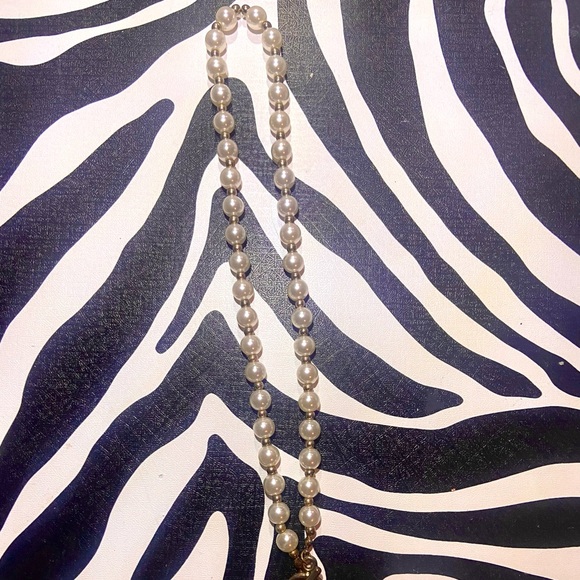 PACKAGE DEAL!!! 🤞🏽 Two beautiful pearl styled necklaces (INCLUDES A FREEBIE) - Picture 4 of 5